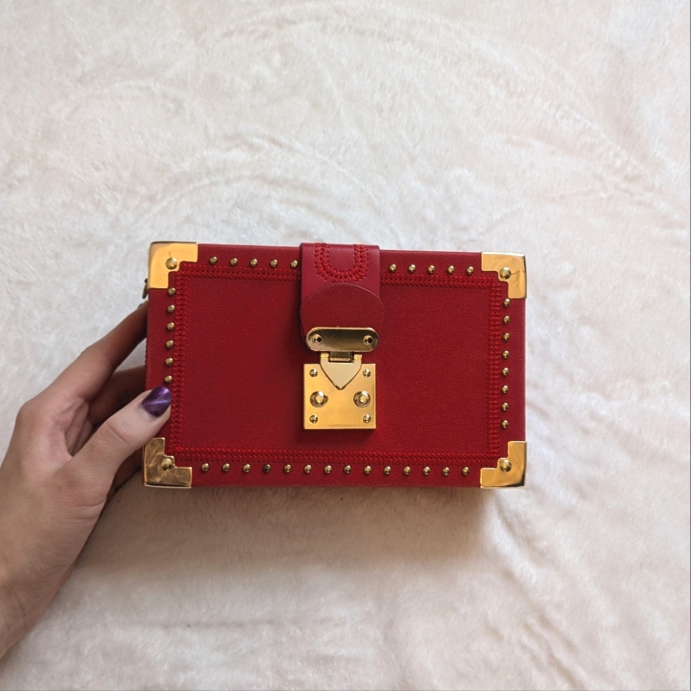 Red trunk clutch ☁️❤️